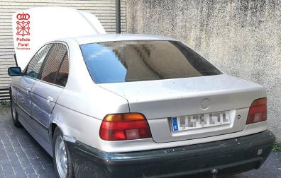 Detenido por circular con matrícula falsa, sin carné, en toque de queda y con una orden de ingreso en prisión