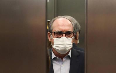 El candidato del PSOE a la Presidencia de la Comunidad de Madrid, Angel Gabilondo, subiendo a un ascensor.