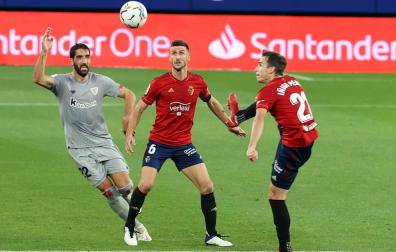 Iñigo Pérez, Oier Sanjurjo y Raúl García, en el Osasuna-Athletic del pasado 24 de octubre en El Sadar.