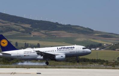 El avión de la línea Pamplona-Frankfurt, operada por Lufthansa, toma tierra en el aeropuerto de Noáin esta semana.