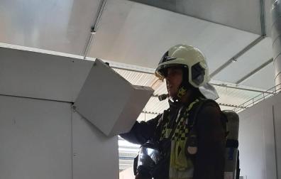 Dos atendidos por humo en una empresa de Puente la Reina