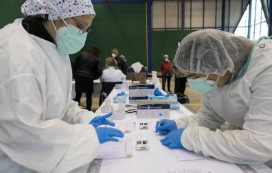 Bajan los contagios pero continúan por encima del centenar