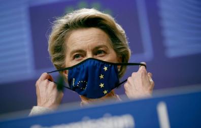 Ursula Von der Leyen se coloca la mascarilla en su rueda de prensa en Bruselas.
