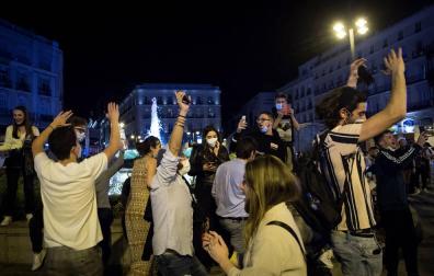 Aglomeraciones de madrugada en distintas ciudades tras el fin del estado de alarma