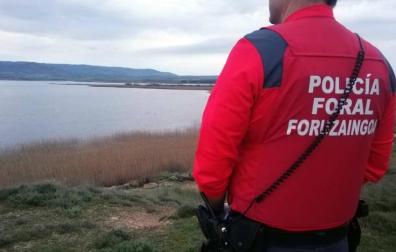 Un agente de Policía Foral.