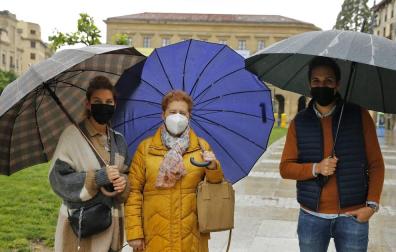 Pocos turistas en Pamplona en un día de lluvia y viento