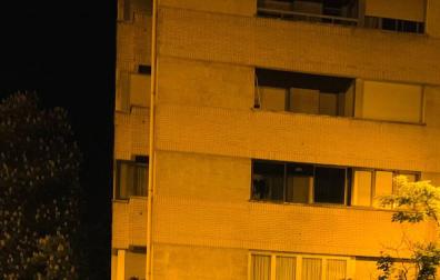 Jóvenes de fiesta en un piso de Iturrama lanzan vasos y botellas por la ventana a la vía pública