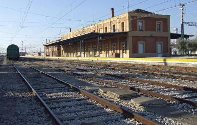 Dos detenidos y un investigado por hacer pintadas en varios vagones de tren en Castejón