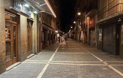 Poca gente en las terrazas de Pamplona a partir de las 23.00 horas de este martes, 11 de mayo, cuando el toque de queda ha sido levantado por el TSJN tras levantarse el estado de alarmaa