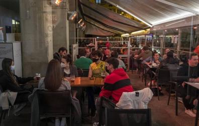 Poca gente en las terrazas de Pamplona a partir de las 23.00 horas de este martes, 11 de mayo, cuando el toque de queda ha sido levantado por el TSJN tras levantarse el estado de alarmaa