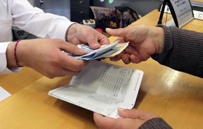 Rebajan a cuatro años y medio de cárcel la pena a una empleada de banca por estafa