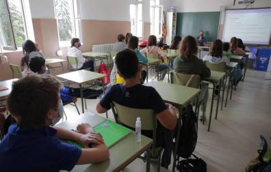 Un grupo de alumnos sigue el contenido de la clase con la mascarilla puesta en un colegio de Vitoria.