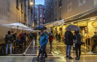 La lluvia frena un 'juevintxo' de terrazas y con cierre a la 1.00 h en Pamplona
