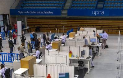 La presidenta del Gobierno de Navarra, María Chivite, ha visitado las instalaciones para la vacunación contra el coronavirus en la UPNA acompañada por la consejera de Salud, Santos Induráin, y el rector de la UPNA, Ramón Gonzalo.
