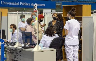 La presidenta del Gobierno de Navarra, María Chivite, ha visitado las instalaciones para la vacunación contra el coronavirus en la UPNA acompañada por la consejera de Salud, Santos Induráin, y el rector de la UPNA, Ramón Gonzalo.