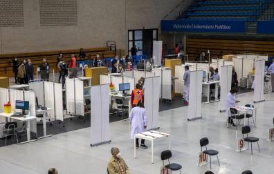 La presidenta del Gobierno de Navarra, María Chivite, ha visitado las instalaciones para la vacunación contra el coronavirus en la UPNA acompañada por la consejera de Salud, Santos Induráin, y el rector de la UPNA, Ramón Gonzalo.