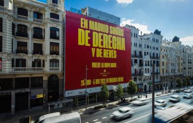 La Copa Davis despliega un polémico cartel gigante en la Gran Vía madrileña