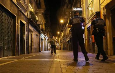 Dos agentes de la Policía Municipal, en la calle San Nicolás, el pasado 24 de julio.