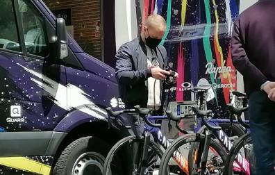 El piloto de Fórmula 1 Valtteri Bottas, en la Navarra Élite Women's Classic