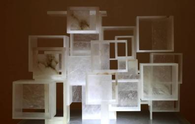 Un juego de formas con alabastro y madera