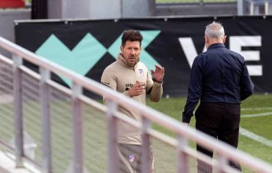 El técnico del Atlético de Madrid, Diego Pablo Simeone, durante el entrenamiento del equipo de este sábado en la Ciudad deportiva Wanda en Majadahonda.