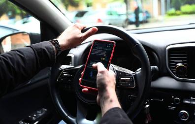La policía investiga el uso del móvil en la mayoría de accidentes graves en Navarra