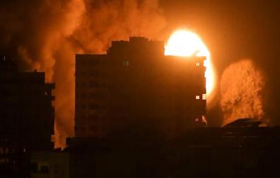 Una explosión en un edificio de la ciudad de Gaza tras un ataque israelí.