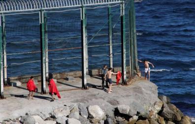 Uno de los grupos de marroquíes, entre ellos tres menores, que han sorteado el espigón.
