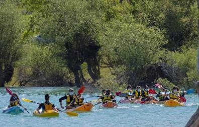 La Semana Azul, entre mascarillas y distancias, permite a 746 escolares de  23 centros educativos navarros participar en la campaña escolar de vela en el embalse de Alloz.