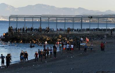 Más de 3.000 marroquíes entran irregularmente en Ceuta ante la pasividad de las fuerzas de seguridad del país vecino