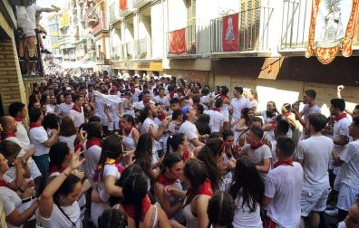 Todas las fotos del cohete de fiestas de Peralta 2019, en el que decenas de vecinos se dieron cita en la plaza de la localidad navarra para dar la bienvenida a nueve días de fiesta en honor a la Virgen de Nieva.