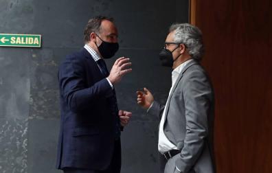 Esparza (UPN) y Pérez-Nievas (Ciudadanos), en el Parlamento.