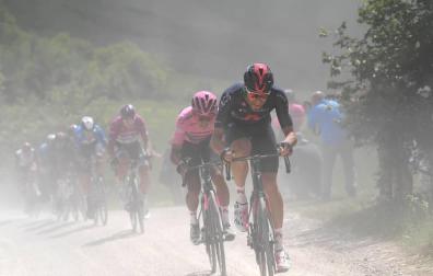 Bernal rompe a Evenepoel en el 'sterrato' en una etapa ganada por Schmid