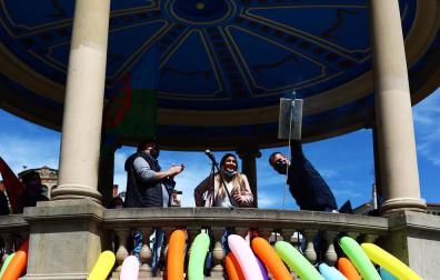 La Plaza del Castillo acogió este domingo, 23 de mayo, una concentración convocada por la Coordinadora Antirracista de Navarra para celebrar la fecha.