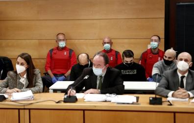 En primer término, los abogados de los acusados por el crimen de Cáseda y, detrás, los tres procesados.