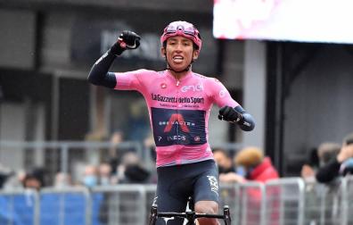 Egan Bernal asesta un duro golpe al Giro en Cortina d'Ampezzo