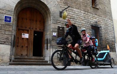 Gorka Burguete, su mujer Nerea García y su hijo Marco Burguete García tras recoger la credencial para comenzar el Camino de Santiago.