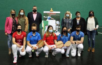 De izda. a dcha., de pie, Nerea Ariz, Andrea Lusarreta, Javier Conde, María Caballero, Yolanda Dufur y Aitziber Rodríguez. Abajo: Naroa Elizalde, Irati Igoa, Maider Ardanaz, Amaia Espinal y Maite Ruiz de Larramendi.