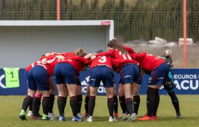 Piña de Osasuna Femenino antes del Osasuna-Racing del pasado 16 de abril en Tajonar. El domingo vuelven a enfrentarse a las cántabras.