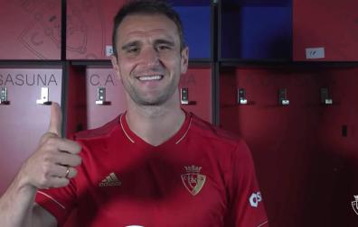 Kike García  levanta el pulgar como gesto de felicidad a su llegada a Pamplona, donde se puso la camiseta de Osasuna.