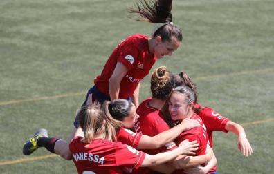 Las jugadoras de Osasuna celebran un gol ante el Racing.