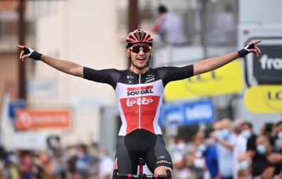 Van Moer desafía lo imposible y se enfunda el primer maillot amarillo