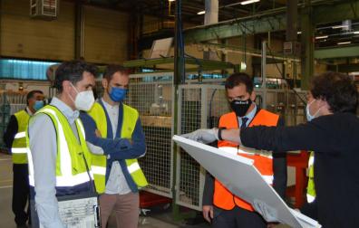 El consejero Irujo observa una de las piezas de los electrodomésticos fabricados en la planta de Esquíroz.
