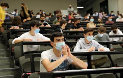 Los estudiantes que ayer comenzaron la Selectividad, con mascarilla en todo momento, y separados a un metro y medio de distancia (dos sitios libres entre alumnos).