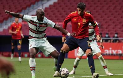El delantero de la selección española Álvaro Morata (d) pelea un balón con Danilo Pereira, de Portugal