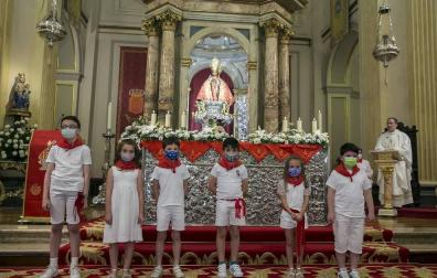 La capilla de San Fermín acogió este domingo, 6 de junio, la misa de la Escalerica sanferminera que en esta ocasión dobló la ceremonia en dos, una primera para los niños y otra para el resto de fieles.