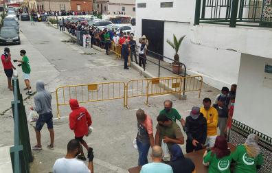 ONGs sirven menús a marroquíes que entraron en Ceuta.