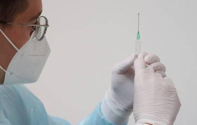 El nuevo bulo sobre la vacuna contra la covid-19 y su efecto imán