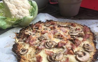 Imagen de la pizza con base de coliflor