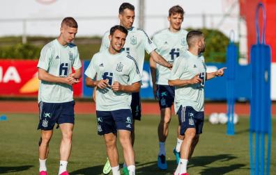 Dani Olmo, Éric García, Sergio Busquets, Diego Llorente y Jordi Alba durante el entrenamiento de la selección española en la Ciudad del fútbol de las Rozas